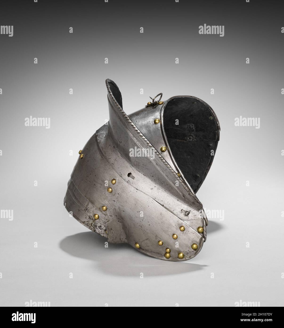 Pauldron (à droite) et Gardcorce, c.1560-1580.Allemagne du Sud, XVIe siècle.Acier, sangles en cuir, rivets en laiton; hors tout : 29 x 25.5 cm (11 7/16 x 10 1/16 po).Cette armure a été développée pour le joust, un combat sportif entre deux concurrents montés.Bien que tous les éléments de cette armure datent de la même période, ils ne sont pas tous de la même couleur.Cette armure est donc appelée « composée ».Il montre également l'asymétrie de l'armure jouante.Les participants ont roulé le long d'une barrière murale appelée « inclinaison » avec leurs côtés gauches face à l'autre.Par conséquent, armure de ce côté du bo Banque D'Images