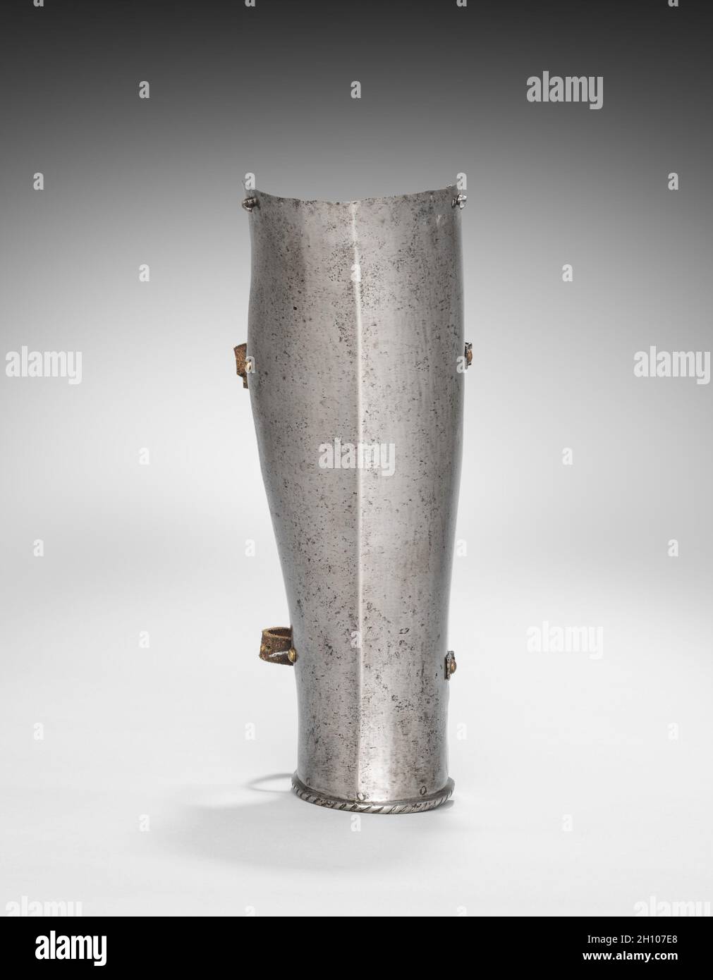 Correct Greave gauche, c.1560-80.Allemagne du Sud, XVIe siècle.Acier, sangles en cuir, rivets en laiton; total: 33.5 cm (13 3/16 in.).Cette armure a été développée pour le joust-un combat sportif entre deux concurrents montés.Bien que tous les éléments de cette armure datent de la même période, ils ne sont pas tous de la même couleur.Cette armure est donc appelée « composée ».Il montre également l'asymétrie de l'armure jouante.Les participants ont roulé le long d'une barrière murale appelée « inclinaison » avec leurs côtés gauches face à l'autre.Par conséquent, l'armure de ce côté du corps devait être plus épaisse.Notez le grand Banque D'Images