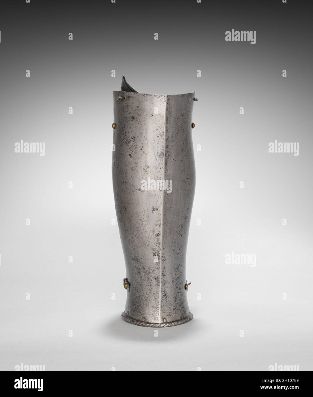 Bonne à droite Greave, c.1560-1580.Allemagne du Sud, XVIe siècle.Acier, sangles en cuir, rivets en laiton; total: 31 cm (12 3/16 in.).Cette armure a été développée pour le joust-un combat sportif entre deux concurrents montés.Bien que tous les éléments de cette armure datent de la même période, ils ne sont pas tous de la même couleur.Cette armure est donc appelée « composée ».Il montre également l'asymétrie de l'armure jouante.Les participants ont roulé le long d'une barrière murale appelée « inclinaison » avec leurs côtés gauches face à l'autre.Par conséquent, l'armure de ce côté du corps devait être plus épaisse.Notez le grand Banque D'Images