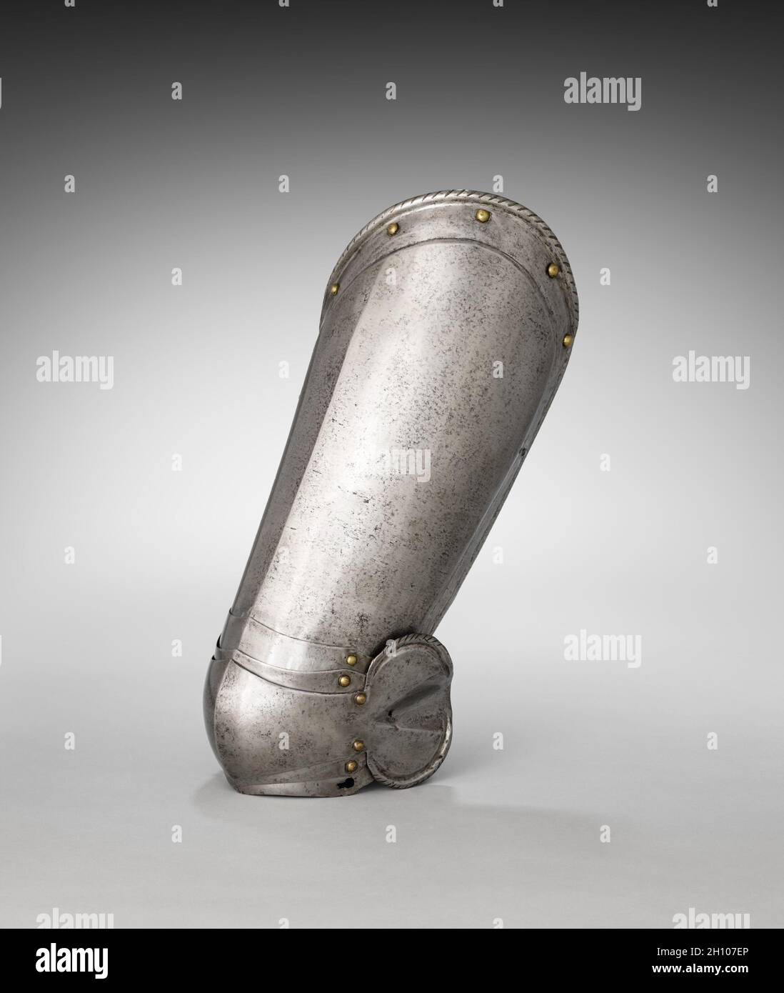 Cuisse et Knee COP appropriés, c.1560-1580.Allemagne du Sud, XVIe siècle.Acier, sangles en cuir, rivets en laiton; total: 43.7 cm (17 3/16 in.).Cette armure a été développée pour le joust-un combat sportif entre deux concurrents montés.Bien que tous les éléments de cette armure datent de la même période, ils ne sont pas tous de la même couleur.Cette armure est donc appelée « composée ».Il montre également l'asymétrie de l'armure jouante.Les participants ont roulé le long d'une barrière murale appelée « inclinaison » avec leurs côtés gauches face à l'autre.Par conséquent, l'armure de ce côté du corps devait être plus épaisse. Banque D'Images