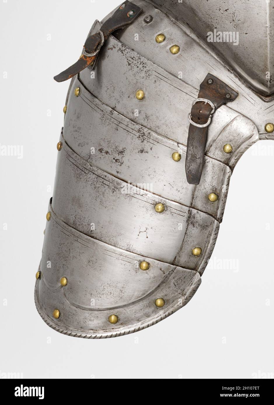 TSet (droit approprié), c.1560-1580.Allemagne du Sud, XVIe siècle.Acier, sangles en cuir, rivets en laiton; hors tout : 28.2 x 22.3 cm (11 1/8 x 8 3/4 po).Cette armure a été développée pour le joust-un combat sportif entre deux concurrents montés.Bien que tous les éléments de cette armure datent de la même période, ils ne sont pas tous de la même couleur.Cette armure est donc appelée « composée ».Il montre également l'asymétrie de l'armure jouante.Les participants ont roulé le long d'une barrière murale appelée « inclinaison » avec leurs côtés gauches face à l'autre.Par conséquent, l'armure de ce côté du corps a dû être épaisse Banque D'Images