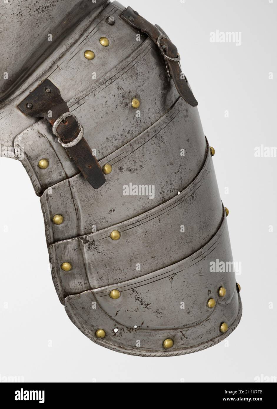 TSet (à gauche), c.1560-1580.Allemagne du Sud, XVIe siècle.Acier, sangles en cuir, rivets en laiton; hors tout : 28 x 22.6 cm (11 x 8 7/8 po).Cette armure a été développée pour le joust-un combat sportif entre deux concurrents montés.Bien que tous les éléments de cette armure datent de la même période, ils ne sont pas tous de la même couleur.Cette armure est donc appelée « composée ».Il montre également l'asymétrie de l'armure jouante.Les participants ont roulé le long d'une barrière murale appelée « inclinaison » avec leurs côtés gauches face à l'autre.Par conséquent, l'armure de ce côté du corps devait être plus épaisse.Non Banque D'Images