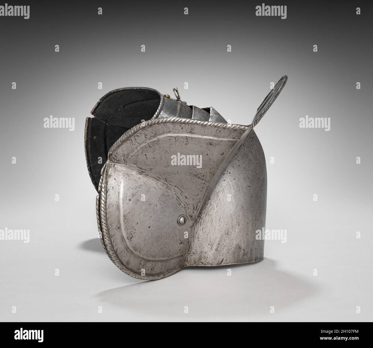 Pauldron (à droite) et Grandguard, c.1560-1580.Allemagne du Sud, XVIe siècle.Acier, sangles en cuir, rivets en laiton; partie 1 : 28.5 x 27.5 cm (11 1/4 x 10 13/16 po.); partie 2 : 29 x 29.2 cm (11 7/16 x 11 1/2 po.).Cette armure a été développée pour le joust, un combat sportif entre deux concurrents montés.Bien que tous les éléments de cette armure datent de la même période, ils ne sont pas tous de la même couleur.Cette armure est donc appelée « composée ».Il montre également l'asymétrie de l'armure jouante.Les participants ont roulé le long d'une barrière murale appelée « inclinaison » avec leurs côtés gauches face à un anoth Banque D'Images