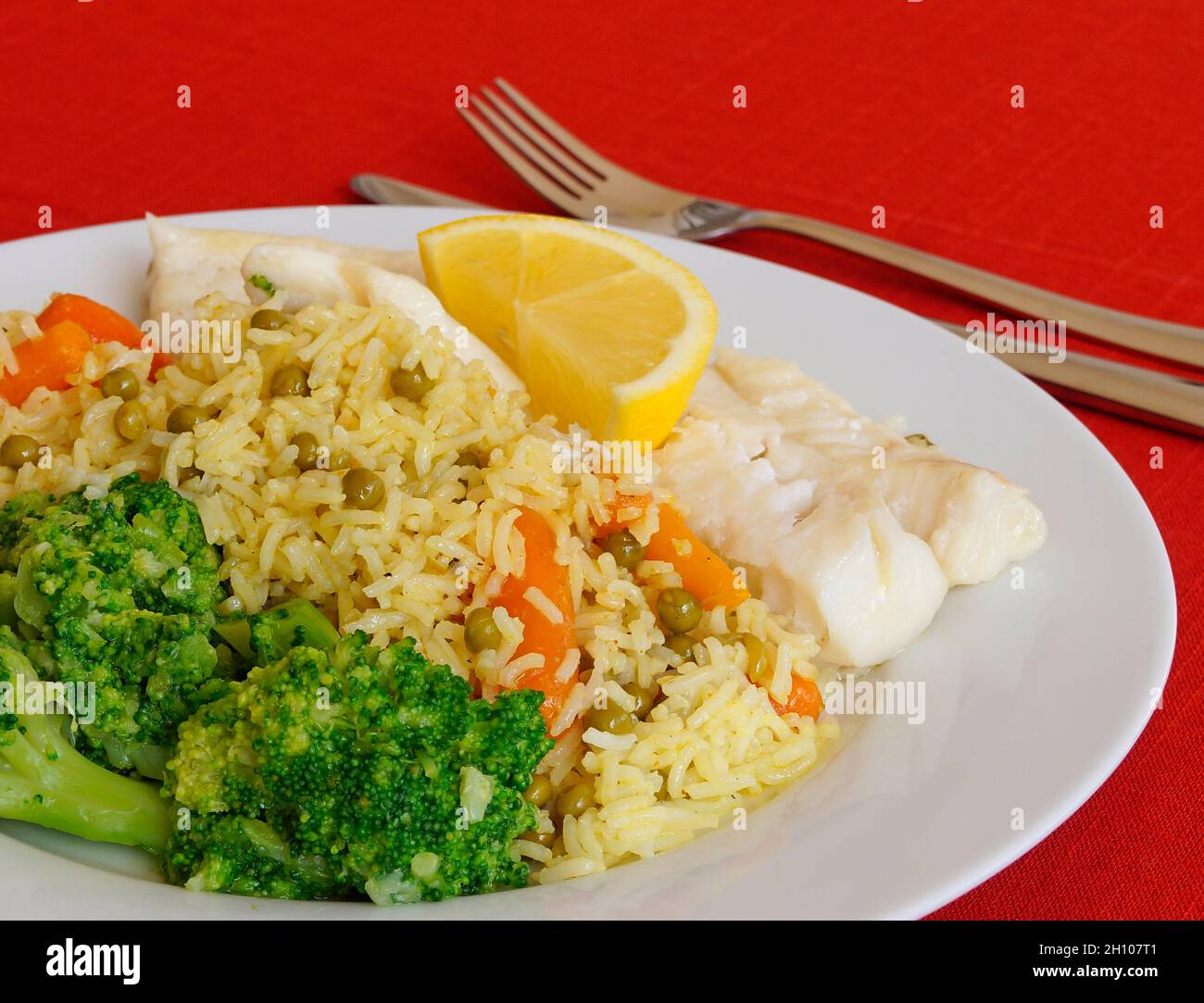 un plateau avec un délicieux plat de copoissons avec du riz et des légumes Banque D'Images