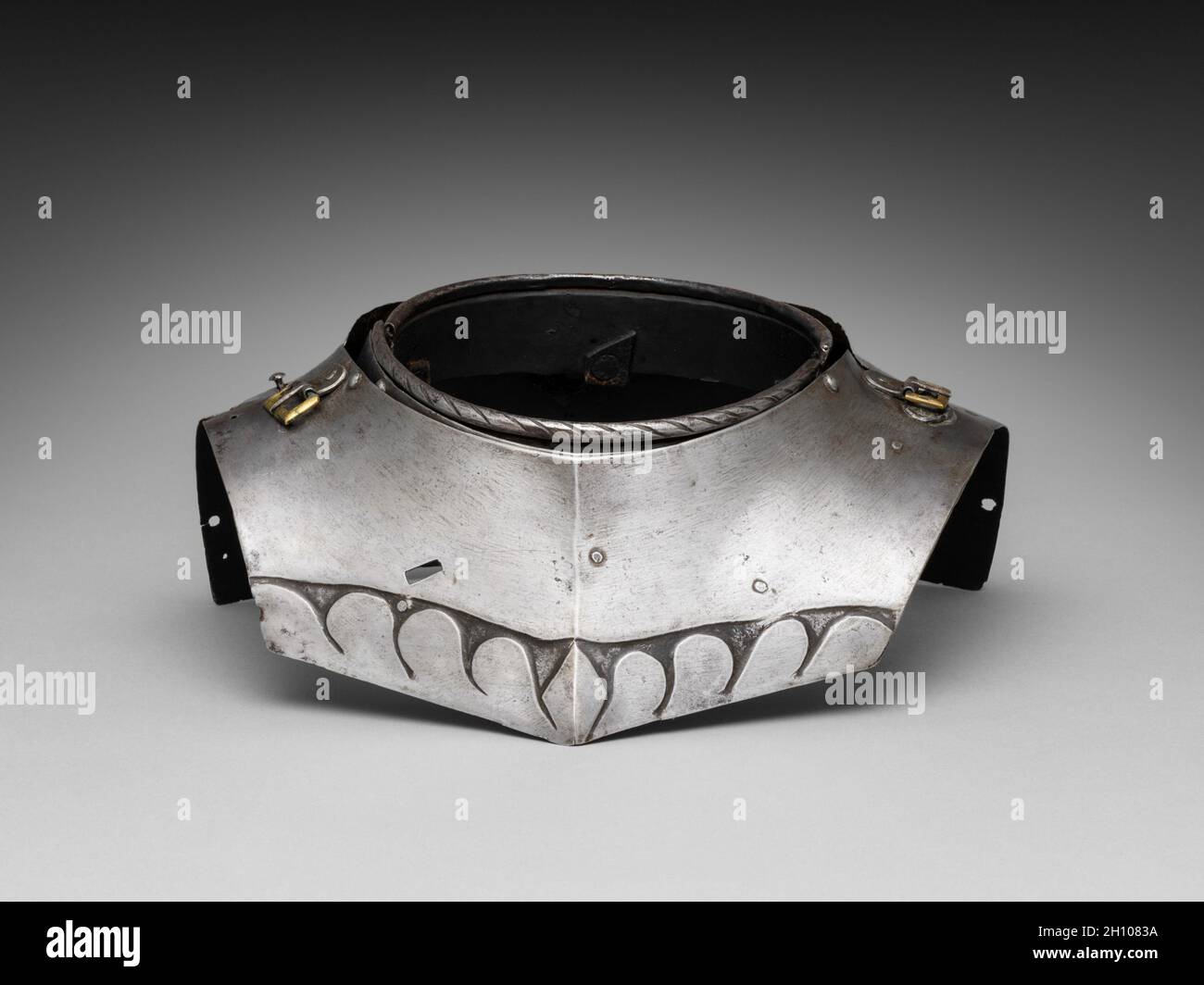 Gorget, 1500s.Allemagne, XVIe siècle.Acier; hors tout: 32.7 x 16.2 cm (12 7/8 x 6 3/8 po). Banque D'Images