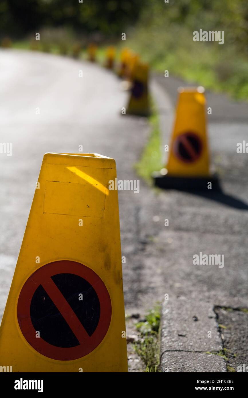 cônes de signalisation britanniques jaunes pour ne pas se garer Banque D'Images
