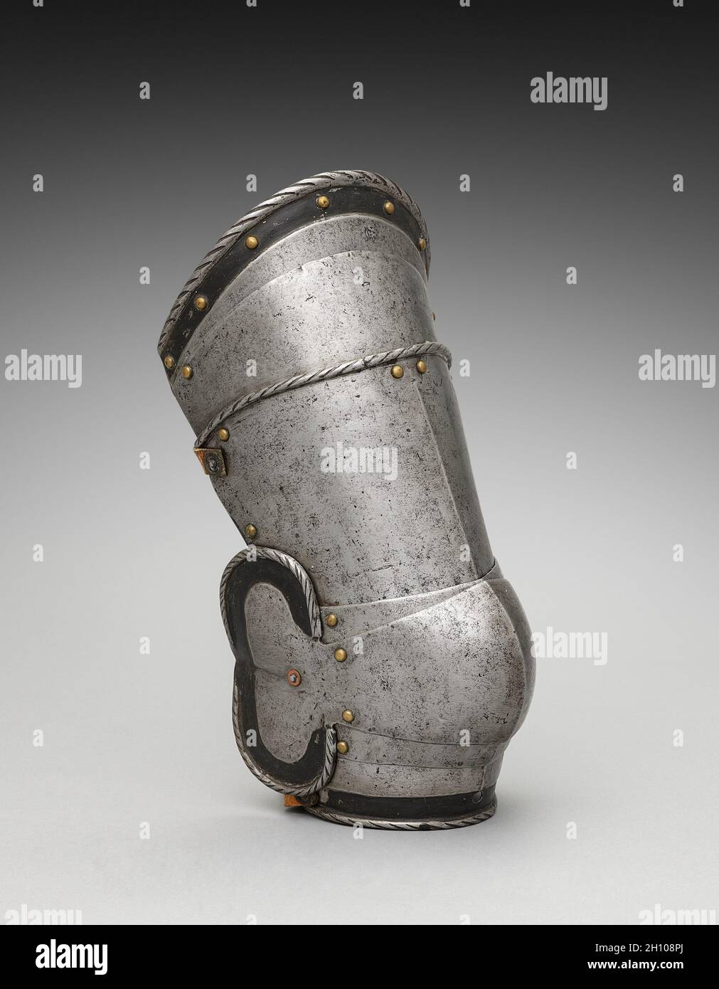 Cuisse de droite avec Poleyns (cops de genou), c.1550-1570.Allemagne, XVIe siècle.Rivets en fer, acier, cuir et laiton; total: 34.5 x 20 x 31.2 cm (13 9/16 x 7 7/8 x 12 5/16 po). Banque D'Images