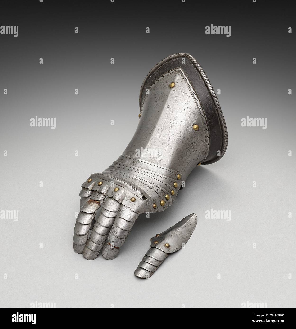 Gauntlet droit, c.1550-1570.Allemagne, XVIe siècle.Rivets en fer, acier, cuir et laiton; total: 34.5 x 20 x 31.2 cm (13 9/16 x 7 7/8 x 12 5/16 po). Banque D'Images