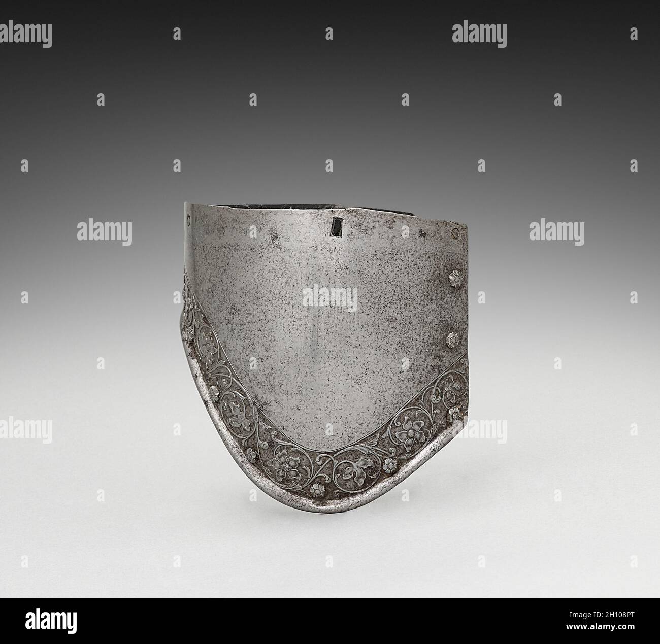 Bras supérieur Canon, 1800s.Attribué à l'atelier Negroli (italien, c.1500-1561).Acier; hors tout: 14 x 14 cm (5 1/2 x 5 1/2 po). Banque D'Images