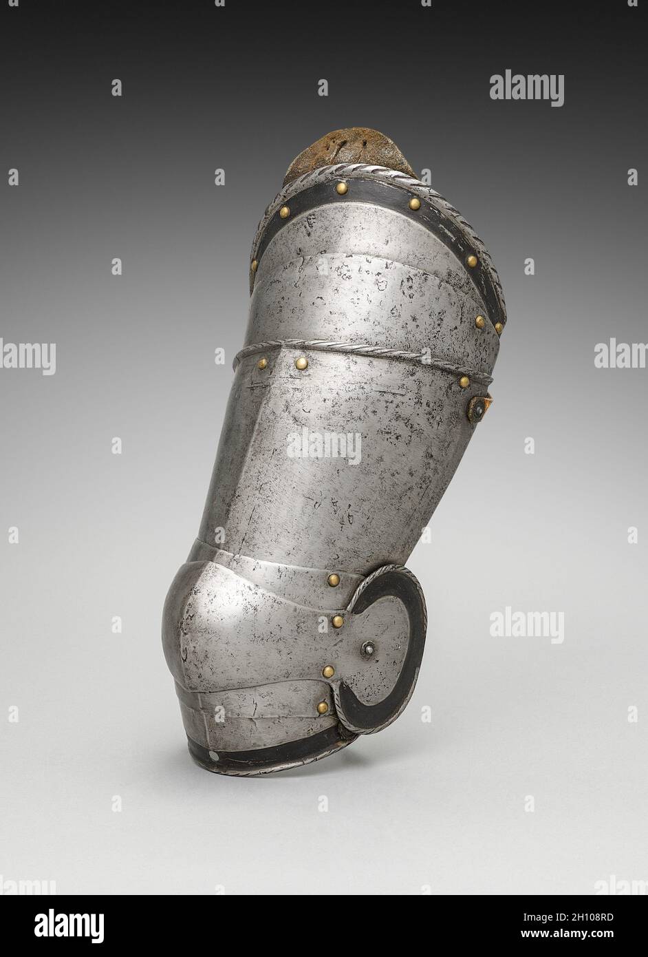 Cuisse gauche avec Poleyns (cocs-genoux), c.1550-1570.Allemagne, XVIe siècle.Rivets en fer, acier, cuir et laiton; total: 34.5 x 20 x 31.2 cm (13 9/16 x 7 7/8 x 12 5/16 po). Banque D'Images