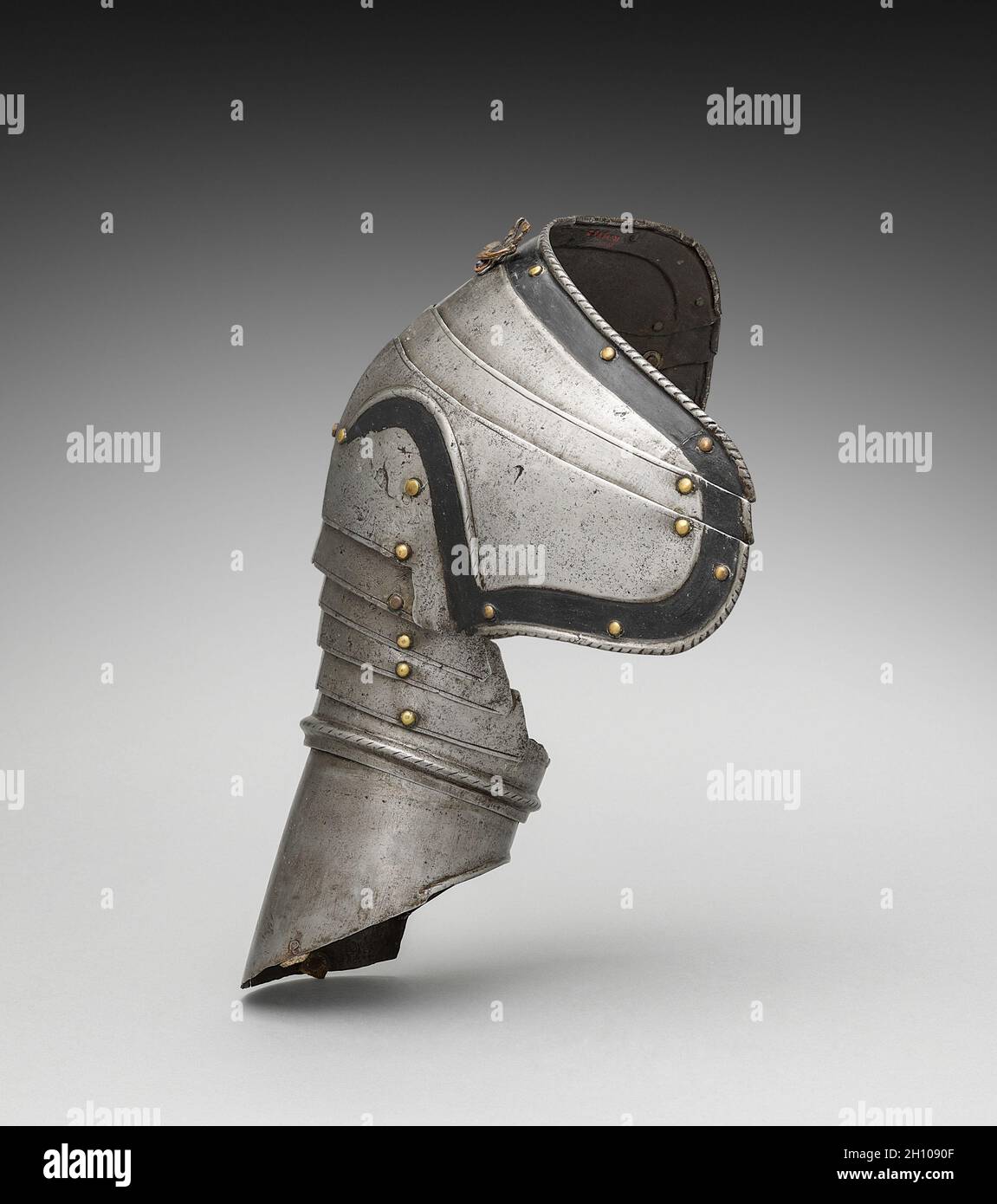 Pauldron droit avec renfort de réétrésillon (canon supérieur), c.1550-1570.Allemagne, XVIe siècle.Rivets en fer, acier, cuir et laiton; total: 34.5 x 20 x 31.2 cm (13 9/16 x 7 7/8 x 12 5/16 po). Banque D'Images