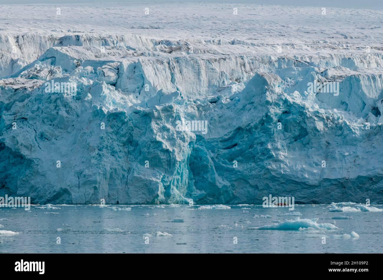 Floe de glace une eau arctique en face du glacier Lilliehook.Lilliehookfjorden, île de Spitsbergen, Svalbard, Norvège. Banque D'Images
