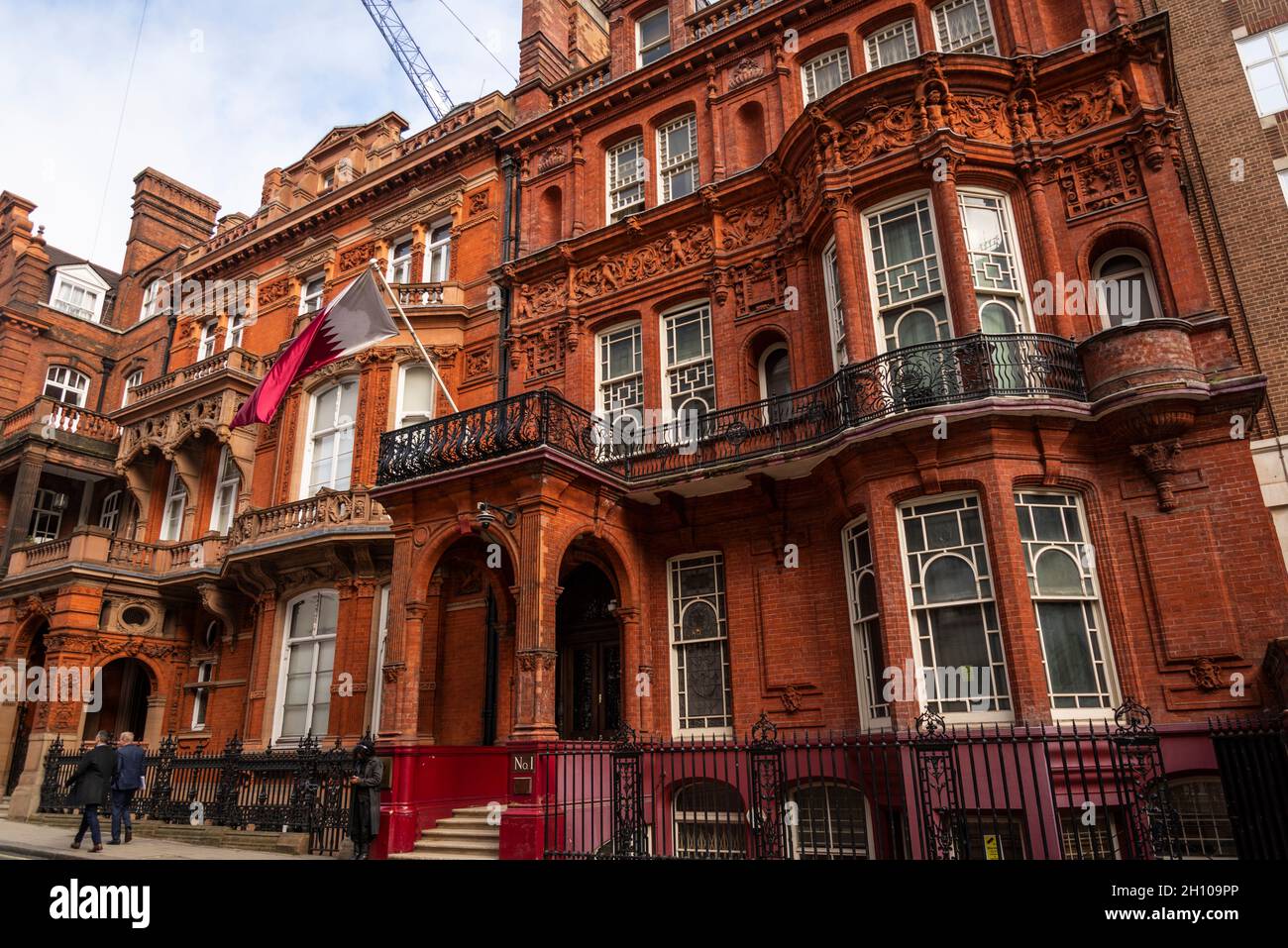 Maison en brique rouge avec drapeau de Bahreïn, Mayfair, Cité de Westminster, Londres, Angleterre,ROYAUME-UNI Banque D'Images