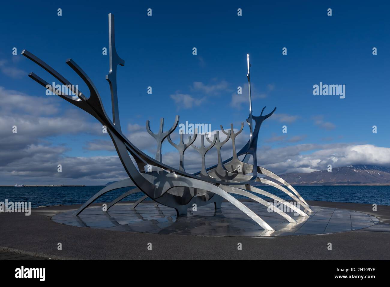 Reykjavik, Islande - 11 juin 2021 : le Sun Voyager, une sculpture en acier d'un long navire viking par Jon Gunnar Arnarson sur le front de mer de Reykjavik. Ensoleillé Banque D'Images