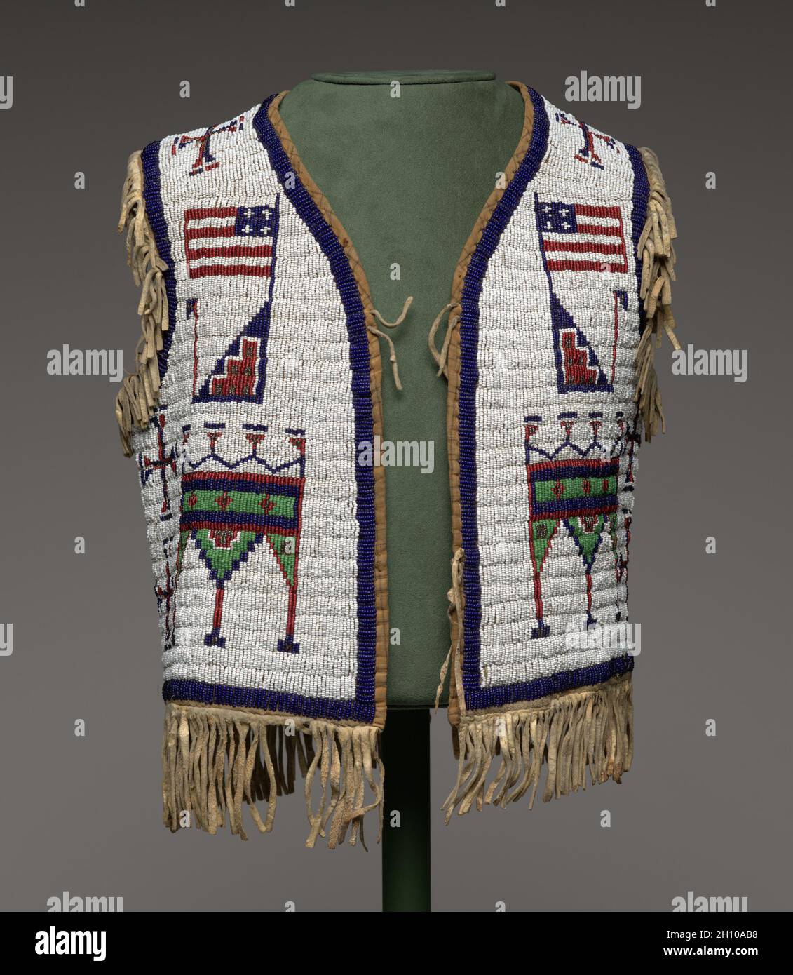 Gilet pour garçon, ch.1880. Plains, Lakota (Sioux), 19e siècle.Perles; moyenne: 45.7 x 38.8 cm (18 x 15 1/4 po).Pendant des siècles, de beaux vêtements et objets ont eu une grande signification pour les groupes autochtones des grandes Plaines.Par exemple, le Lakota (Sioux) cérémoniellement intone quelque chose de sacré m'a porté.C'est-à-dire que les humains ne portent pas de vêtements puissants, mais sont portés, animés et protégés par les forces sacrées dans leurs matériaux et leurs images.En 1700, les Américains européens ont commencé à faire sentir leur présence dans la région, et les gens des plaines ont adopté de manière créative les matériaux et les types de vêtements européens dans leur Banque D'Images