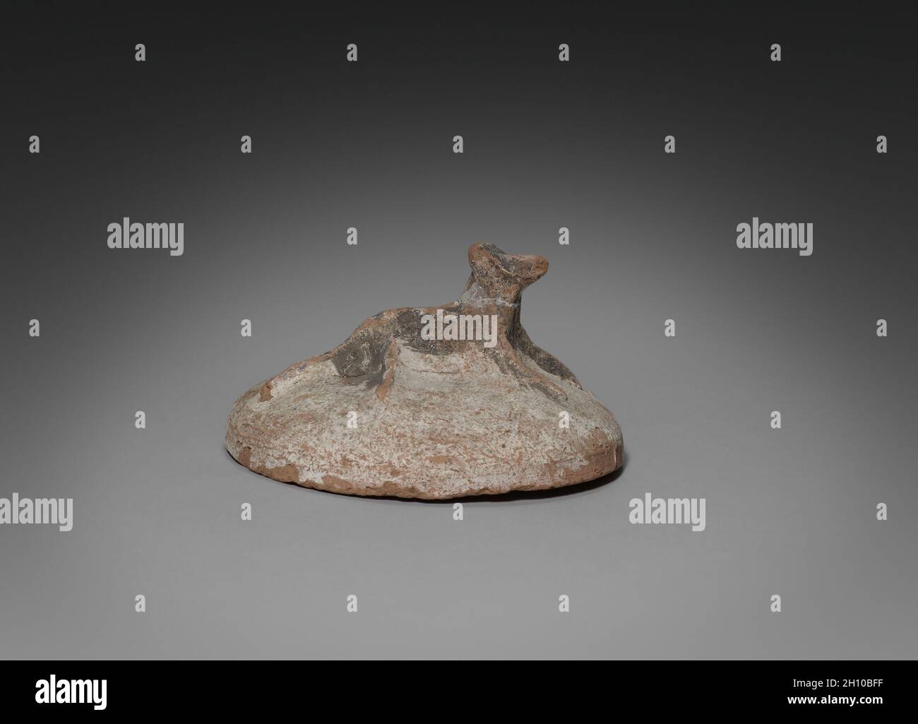 Bol à shawabty avec couvercle (couvercle), 1295-1069 BC.Égypte, Nouveau Royaume, dynastie 19 (1295-1186 av. J.-C.) - dynastie 20 (1186-1069 av. J.-C.).Vaisselle de limon du Nil; diamètre: 22.2 cm (8 3/4 po); diamètre de la bouche: 11.6 cm (4 9/16 po); total: 29.4 cm (11 9/16 po). Banque D'Images