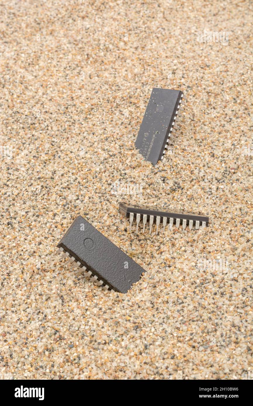 Micropuces ou puces IC (circuit intégré) enfouies dans le sable. Pour IC / semi-conducteurs, la Russie manque de puces, l'industrie des puces + PUCES pour l'Amérique Act Banque D'Images