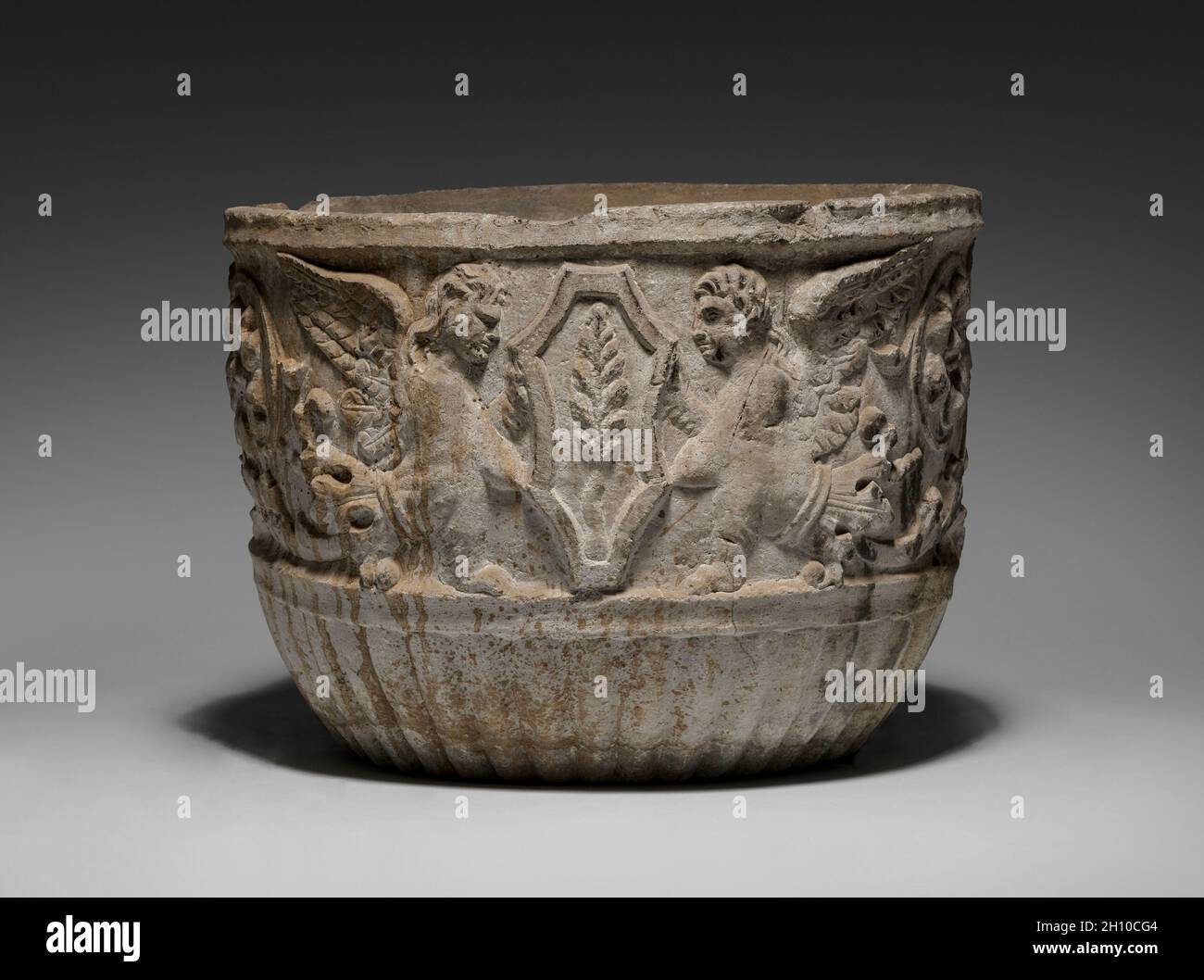 Garden Pot, 19e siècle.Italie, 19e siècle.Pierre; hors tout: 39.4 x 53.4 cm (15 1/2 x 21 po). Banque D'Images