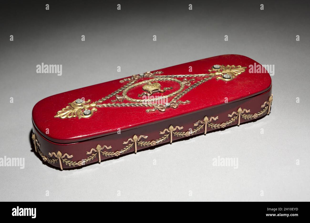 Boîte de laque, c.1890. Maison de Fabergé (russe, 1842–1918), usine N. Lukutine (russe).Laque, papier mâché, or, diamants; total: 1.8 x 14.5 x 5 cm (11/16 x 5 11/16 x 1 15/16 po.). Banque D'Images