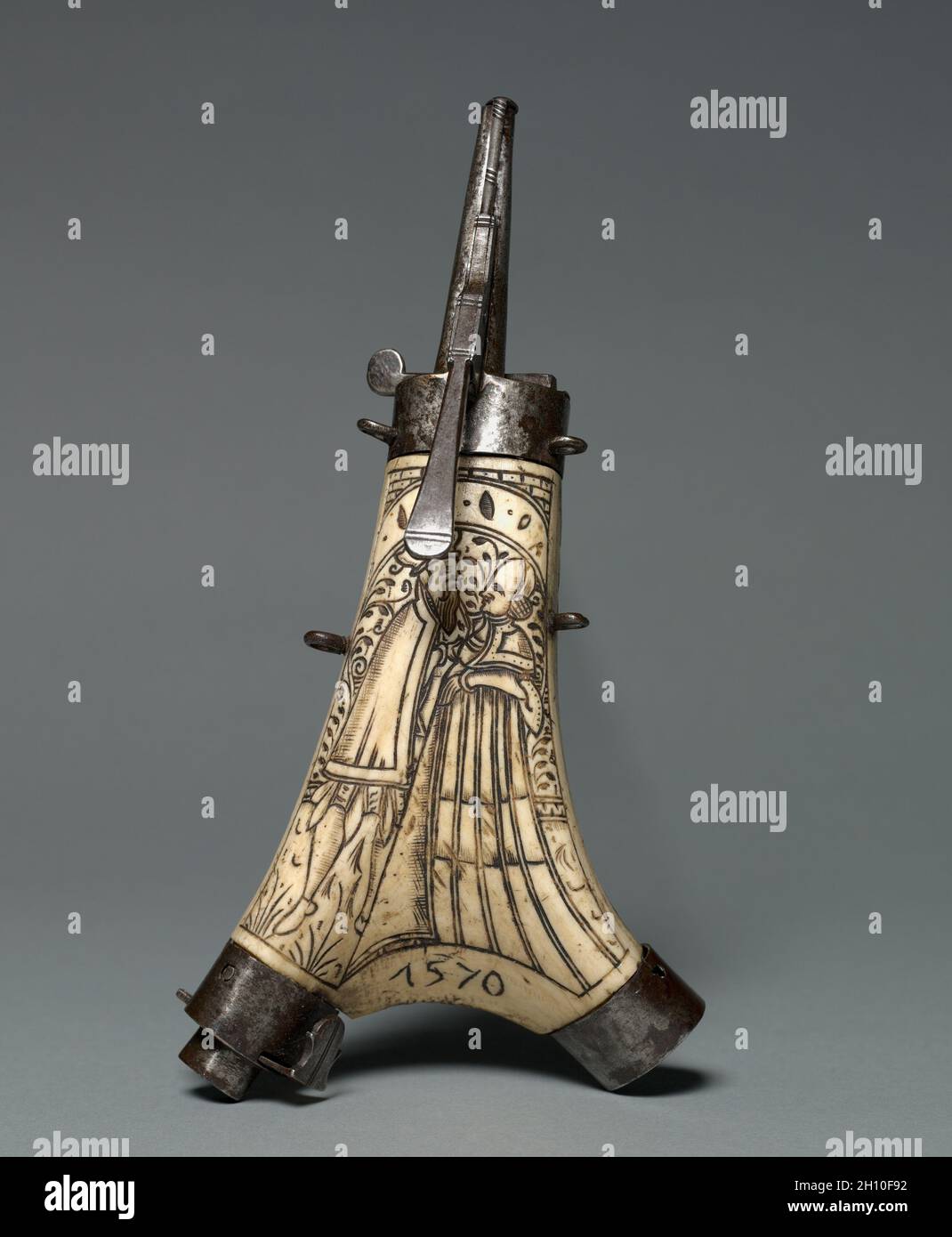 Flacon de poudre avec chiffres permanent d'un homme et de la femme, 1570. Allemagne, 16ème siècle. Elk Horn, l'acier ; supports de total : 23,4 x 11,8 cm (9 3/16 x 4 5/8 in.). Banque D'Images