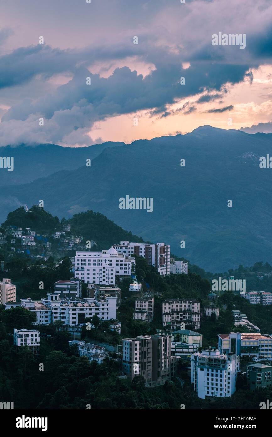 Jungle de béton dans les montagnes Banque D'Images