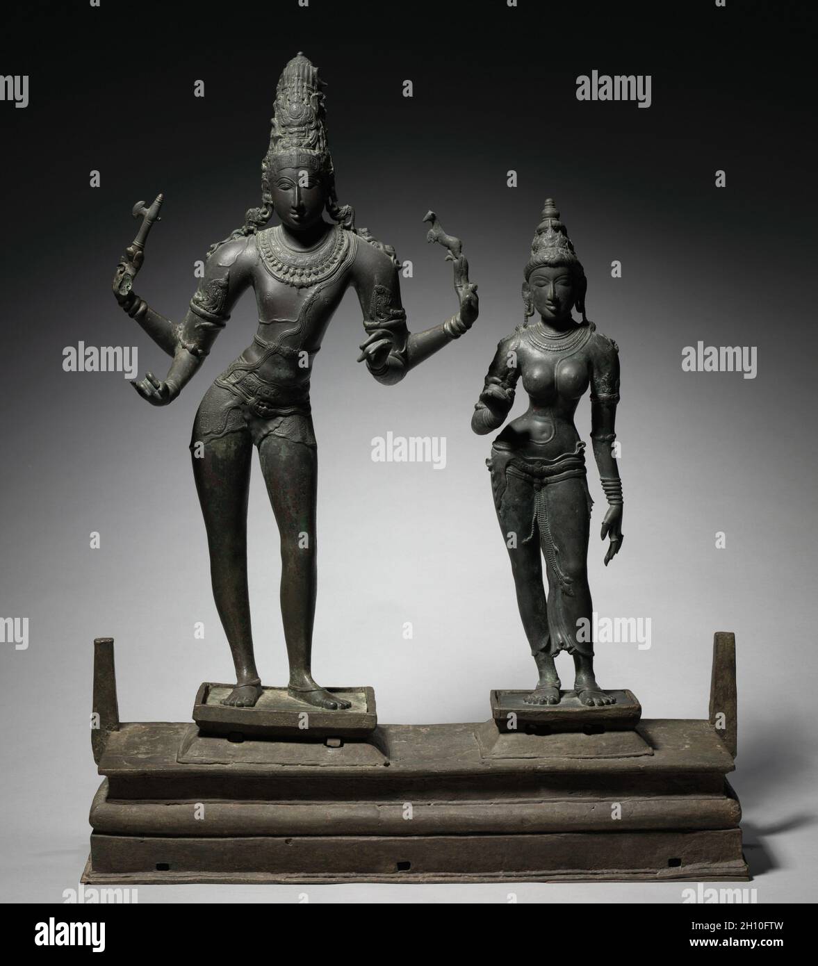 Shiva et Parvati, c.950–60.Inde du Sud, Tamil Nadu, période Chola (900-13ème siècle).Bronze; base: 21.6 x 79.5 x 24.9 cm (8 1/2 x 31 5/16 x 9 13/16 po.); partie 1: 81.9 x 48.7 cm (32 1/4 x 19 3/16 po.); partie 2: 65.1 x 16.5 cm (25 5/8 x 6 1/2 po.). Banque D'Images