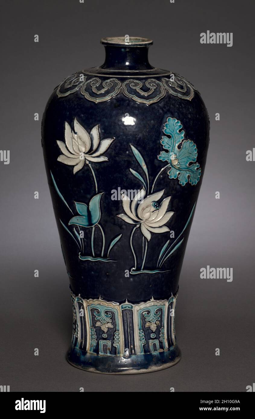 Vase Prunus (Meiping) avec Lotus en fleur, fin 1400.Chine, province de Jiangxi, fours de Jingdezhen, dynastie Ming (1368-1644).Porcelaine avec glaçures polychromes, articles Fahua; diamètre: 19 cm (7 1/2 po); hors tout: 37.5 cm (14 3/4 po). Banque D'Images