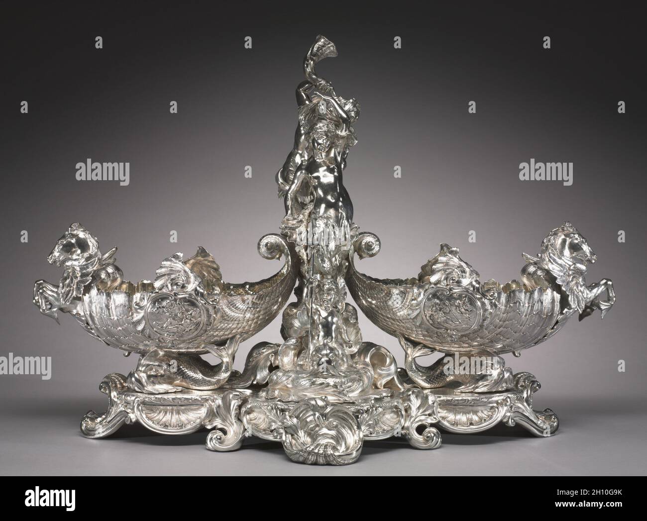 Pièce maîtresse du service Nereid, c.1900. Goldsmith's & Silversmith's Company (Grande-Bretagne).Argent; hors tout: 66.1 x 97.8 cm (26 x 38 1/2 po.); base: 79.5 x 97.8 cm (31 5/16 x 38 1/2 po.). Banque D'Images