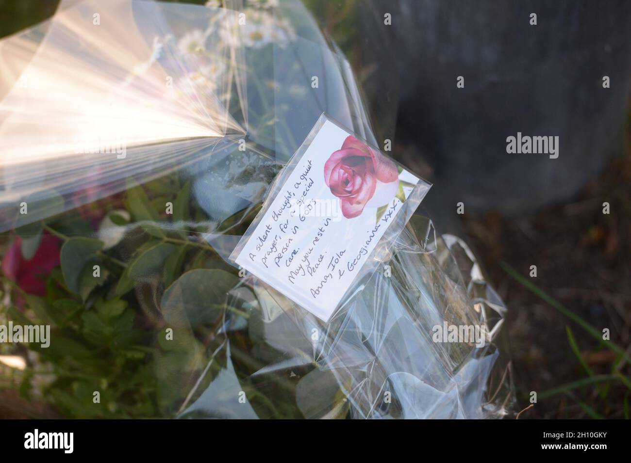 Fleurs laissées à l'extérieur de l'église méthodiste de Belfoires, dans Eastwood Road North, Leigh-on-Sea, Essex, où le député conservateur Sir David Amess est décédé après avoir été poignardé plusieurs fois lors d'une opération de circonscription.Un homme a été arrêté et les officiers ne cherchent personne d'autre.Date de la photo: Vendredi 15 octobre 2021. Banque D'Images