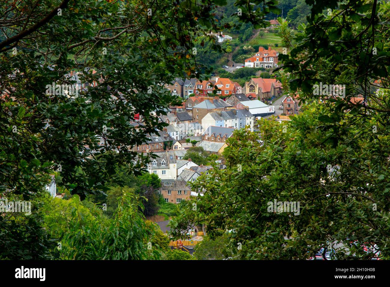 Vue à travers les arbres jusqu'à Lynton une petite station balnéaire sur la côte nord du Devon dans le sud-ouest de l'Angleterre britannique Banque D'Images