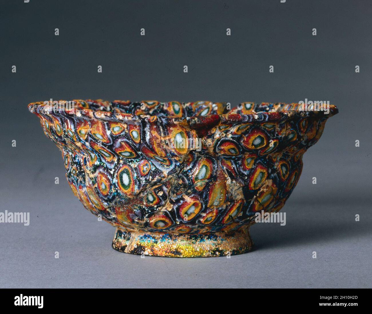 Millefiori Bowl, AD 1-100.Italie, romaine, 1er siècle.Verre; hors tout: 4.3 x 8.7 cm (1 11/16 x 3 7/16 po); diamètre du pied: 4 cm (1 9/16 po). Banque D'Images