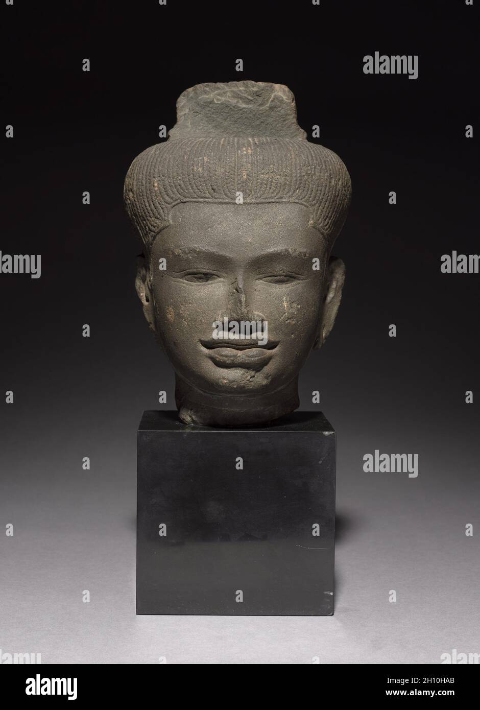 Chef d'un disciple de Shiva, 900s. Cambodge, Angkor, 10e siècle. Grès ; Total : 25 x 18 x 16 cm (9 13/16 x 7 1/16 x 6 5/16 in.) ; bloc : 13 x 14 x 12 cm (5 1/8 x 5 1/2 x 4 3/4 in.). Banque D'Images
