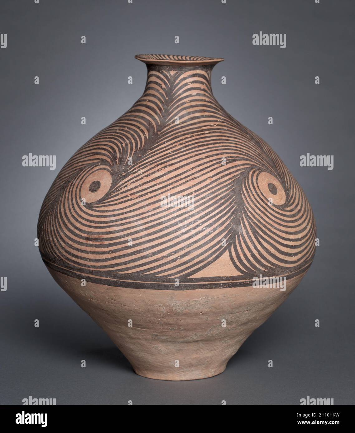 Pot avec dessins en spirale, 3300-2650 BC. Le nord-ouest de la Chine, période Néolithique, la culture Majiayao, Majiayao phase (3300-2650 BC). Munies de faïence décor peint ; diamètre : 39,1 cm (15 3/8 in.) ; total : 45,2 cm (17 in.) 13/16. Banque D'Images