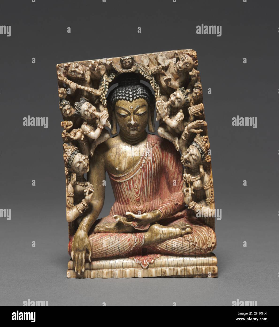 Tentation de Bouddha par les forces du mal de Mara, 700s. Le nord de l'Inde, au Cachemire, 8e siècle. Avec de l'or et ivoire polychrome ; Total : 13 x 8,9 cm (5 1/8 x 3 1/2 in.). Banque D'Images