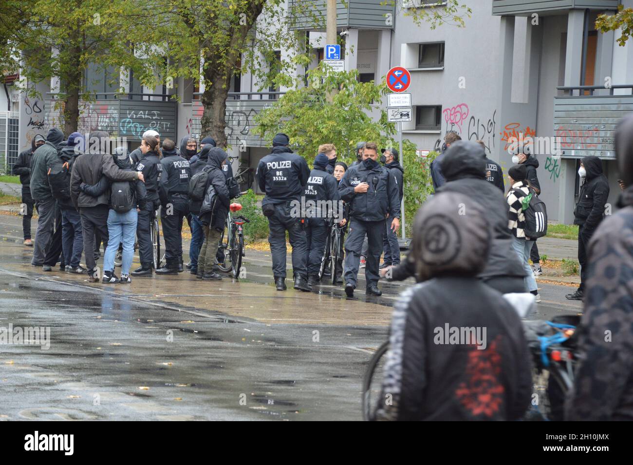 Köpenicker Strasse à Mitte, Berlin, Allemagne, après que la police a défriché le camp de remorques de gauche 'Köpi' - 15 octobre 2021. Banque D'Images