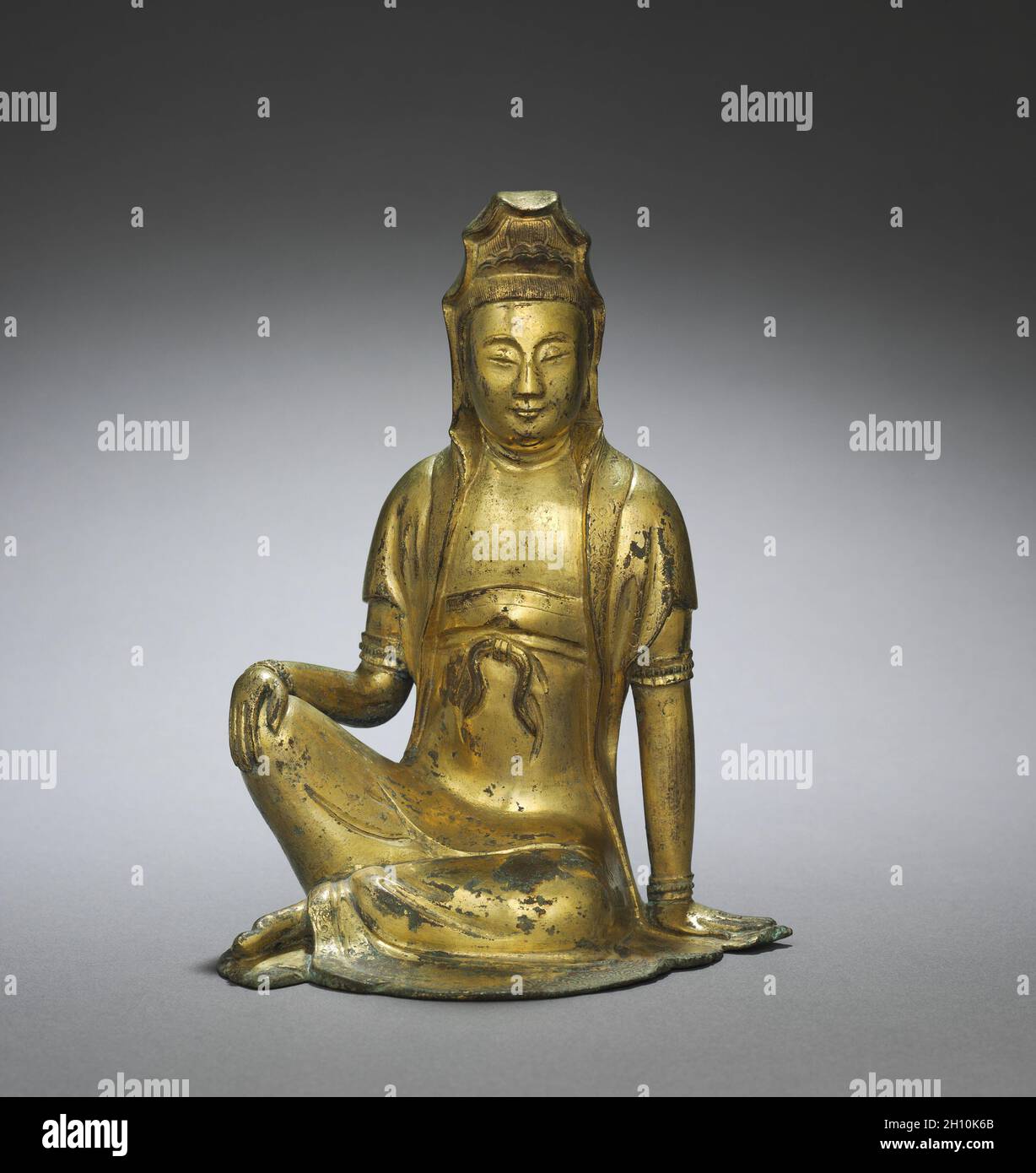 L'eau et la Lune (Potala) Guanyin, at 900-1100. La Chine, Cinq Dynasties (907-960), dynastie Song (960-1279). Bronze doré ; total : 17,6 cm (6 15/16 po). Banque D'Images