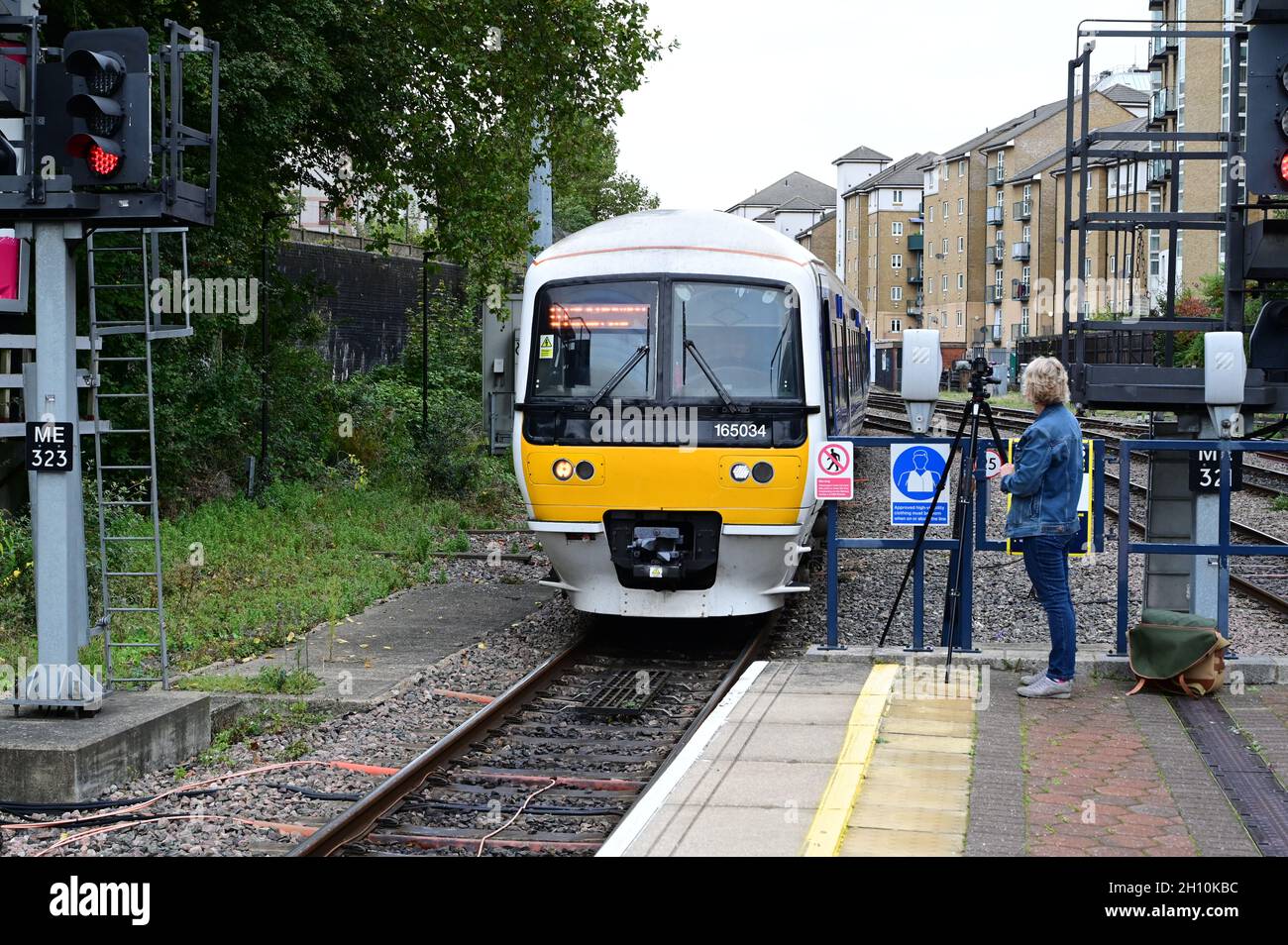 Une classe 165 arrivant à la gare de London Marylebone surveillée par une femme de train. Banque D'Images