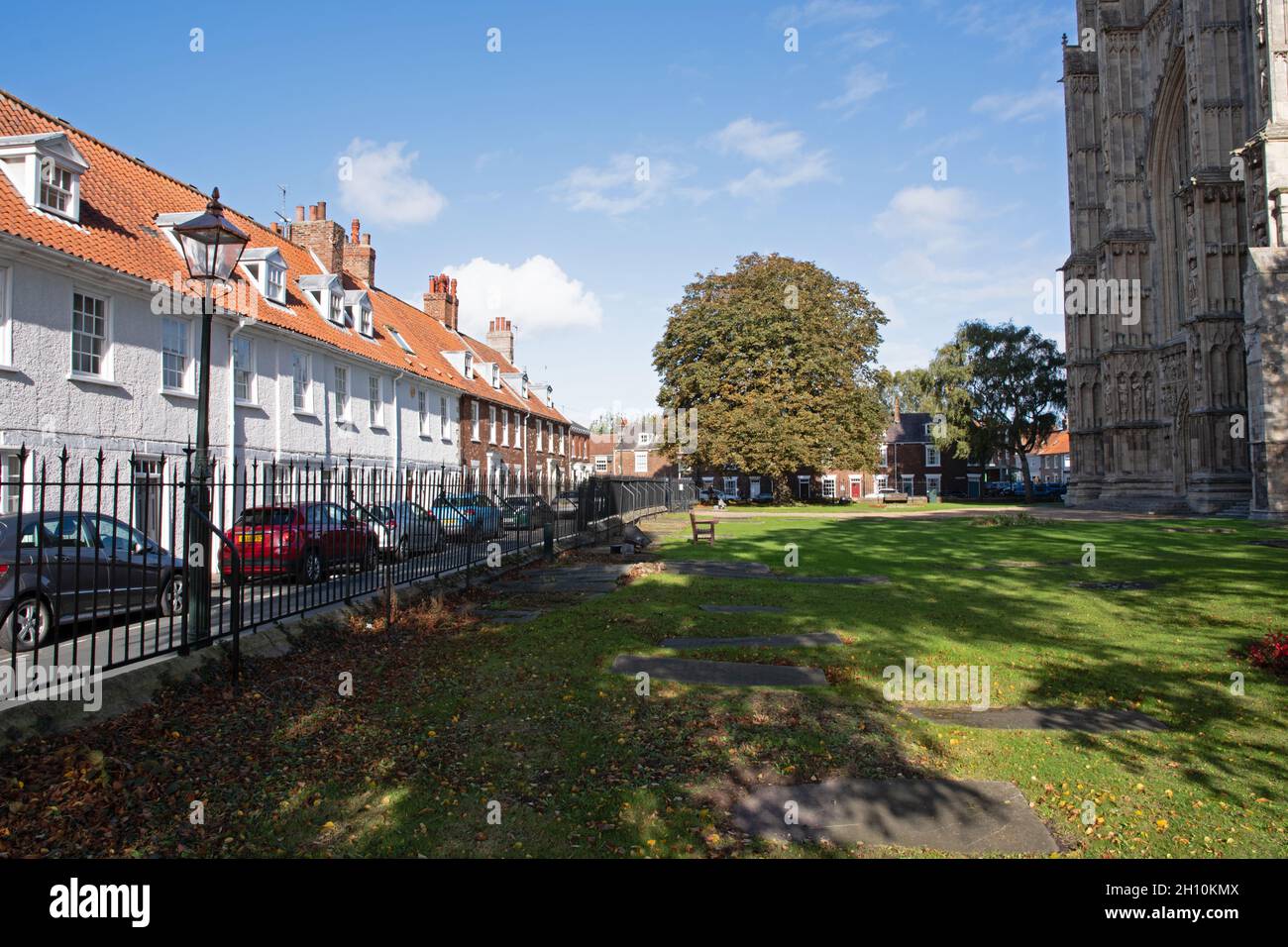 Rue St John et Beverley Minster West Front Banque D'Images
