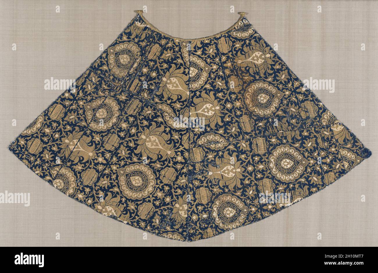 Manteau pour une statue de la Vierge avec des fleurs de Lotus et des médaillons, c.1430. Égypte et Espagne.Fil de soie et de métal doré : tissu lampas; hors tout : 70.5 x 111.2 cm (27 3/4 x 43 3/4 po.); monté : 78.1 x 119.4 cm (30 3/4 x 47 po.). Banque D'Images