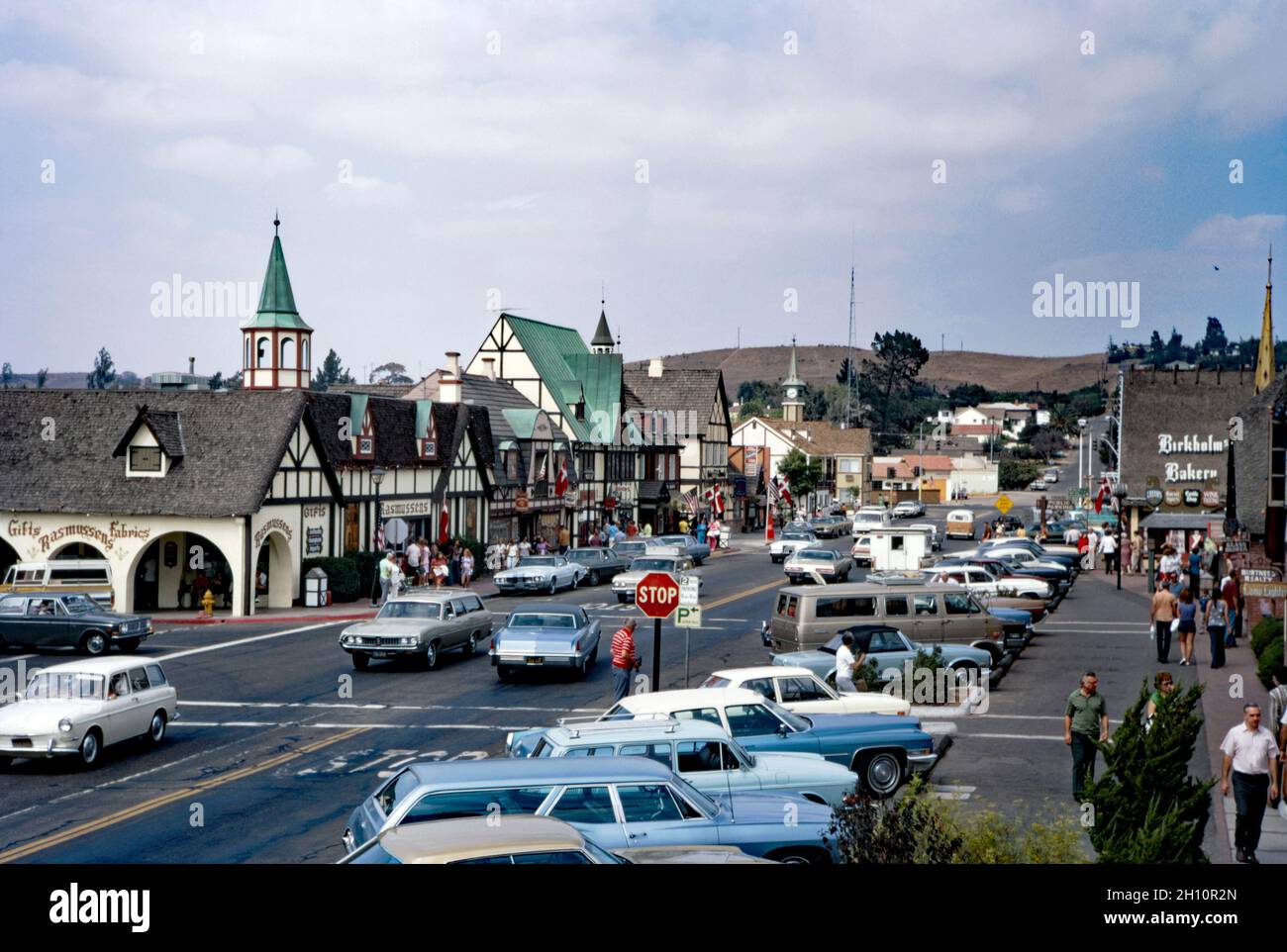 Vue sur la rue principale de Solvang dans la vallée de Santa Ynez, comté de Santa Barbara, Californie, États-Unis en 1972.Solvang est souvent surnommé «la capitale danoise de l'Amérique» (Solvang est danois pour «champ de la sunny»).Une petite communauté a grandi autour de la mission de Santa Inés en 1804.En 1911, un nouveau règlement a été fondé autour de la mission par un groupe de Danois-Américains qui ont acheté des terres pour établir une communauté danoise.Elle présente désormais une architecture danoise distinctive – la ville attire de nombreux touristes des pays nordiques – une photographie vintage des années 1970. Banque D'Images