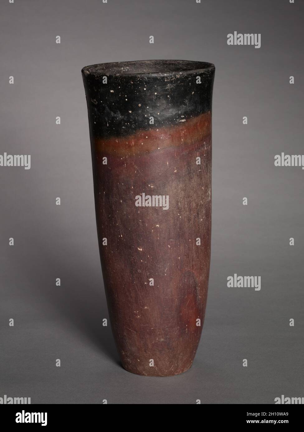 Bécher à dessus noir, ch.4000-3500 C.-B.Égypte, période prédynastique, période Naqada I-IIb.Poterie de limon du Nil; diamètre: 12.4 cm (4 7/8 po); total: 29.1 cm (11 7/16 po). Banque D'Images