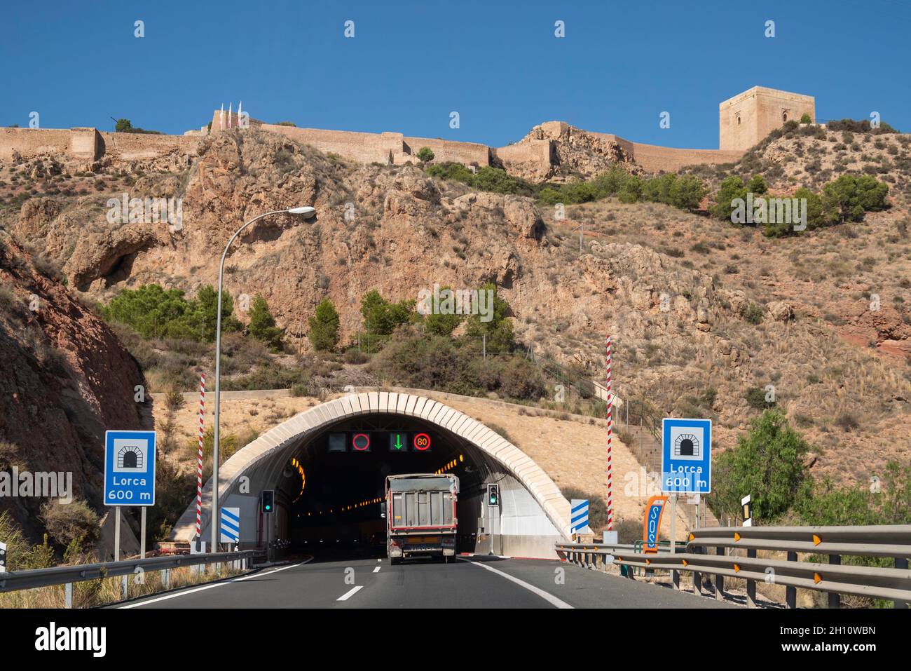 Château de Lorca, au-dessus du tunnel Routier A-7 à Lorca, région de Murcie, Espagne.Historique Castillo de Lorca point de repère haut au-dessus de la coupe d'autoroute Banque D'Images