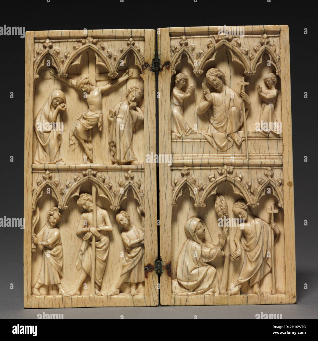 Diptych: Scènes de la passion et de la postvie du Christ, c.1330-1350.France, période gothique, XIVe siècle.Ivoire; hors tout : 16.9 x 16.5 x 1.3 cm (6 5/8 x 6 1/2 x 1/2 po). Banque D'Images