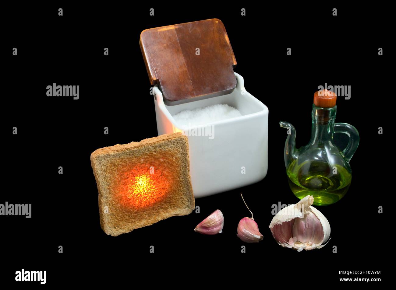 Durée de vie du pain grillé, de l'ail, de l'huile et du sel sur fond noir. Banque D'Images