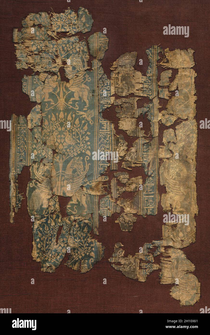 Fragment de soie, 1100s.Égypte ou Iran, période Ayyubid, 1100s.Lampas: Soie; hors tout: 36.8 x 23.5 cm (14 1/2 x 9 1/4 po.); monté: 47 x 33.7 cm (18 1/2 x 13 1/4 po.). Banque D'Images