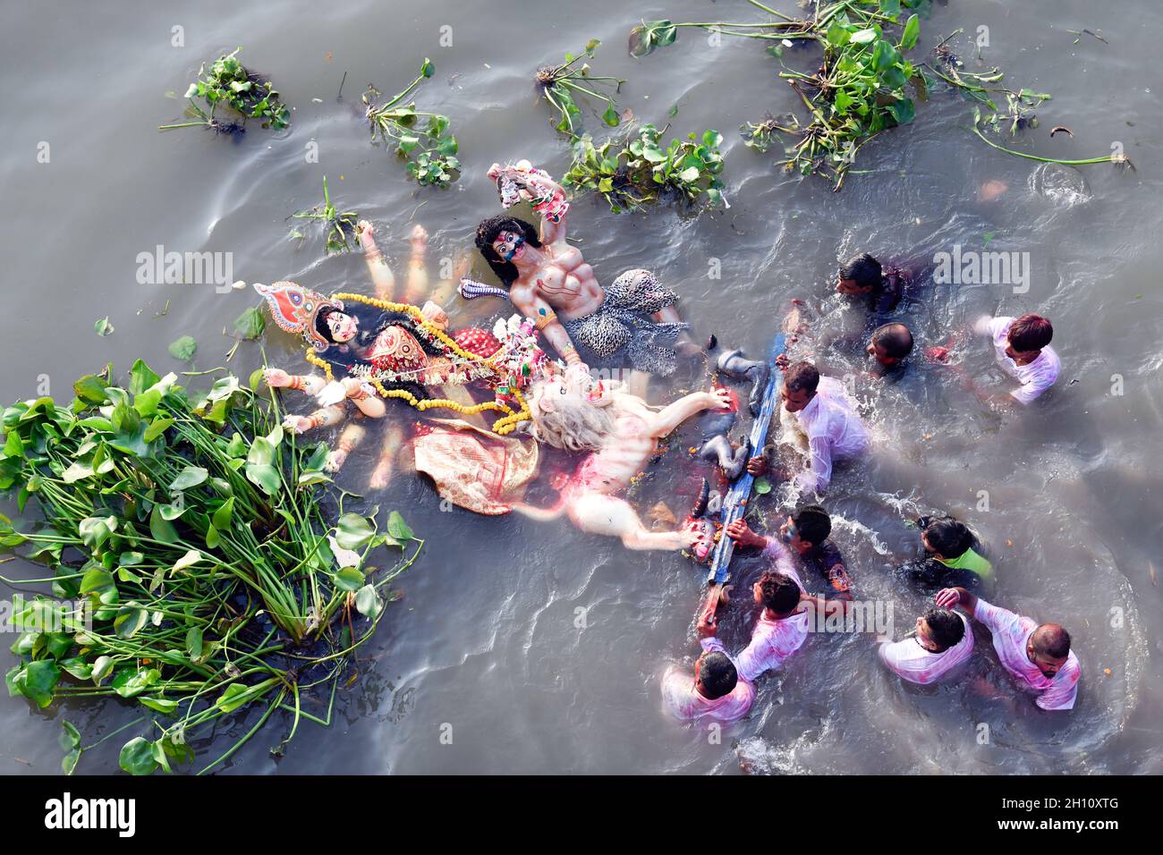 Dhaka, Bangladesh.15 octobre 2021.Les dévotés hindous immergent une idole d'argile de la déesse hindoue Durga dans le fleuve Buriganga le dernier jour du festival Durga Puja à Dhaka.Crédit : SOPA Images Limited/Alamy Live News Banque D'Images