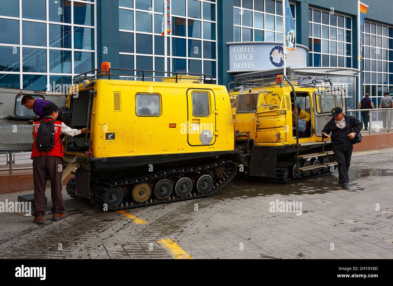 voiture de neige haglund; personnes sortant, jaune vif, bandes de roulement épaisses, loisirs,Éducatif, attraction touristique, informatif, International Antarctique C Banque D'Images