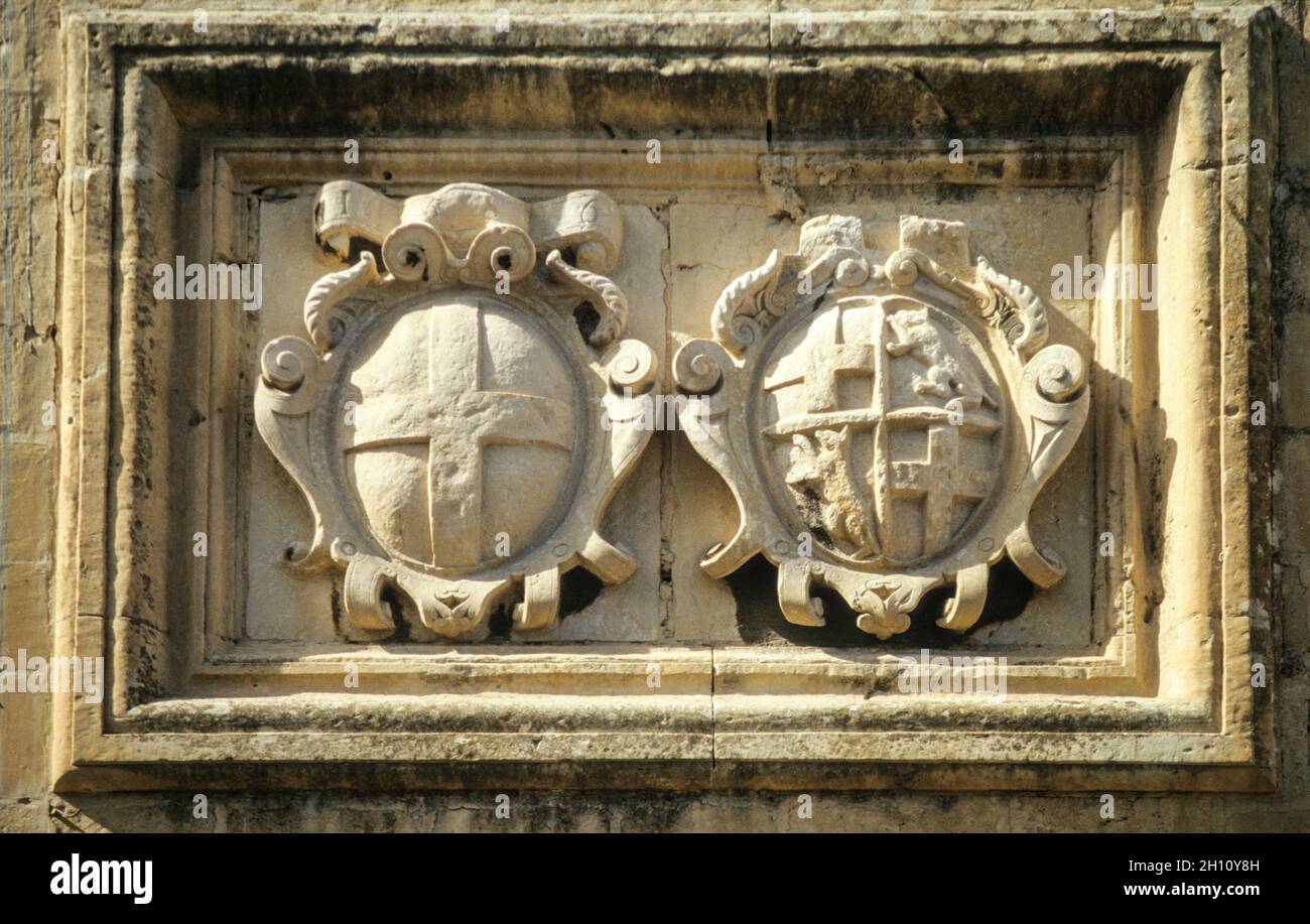 Armoiries de l'ordre militaire souverain de Malte dans le mur du fort Saint Elmo à Valetta, la capitale de Malte. Banque D'Images