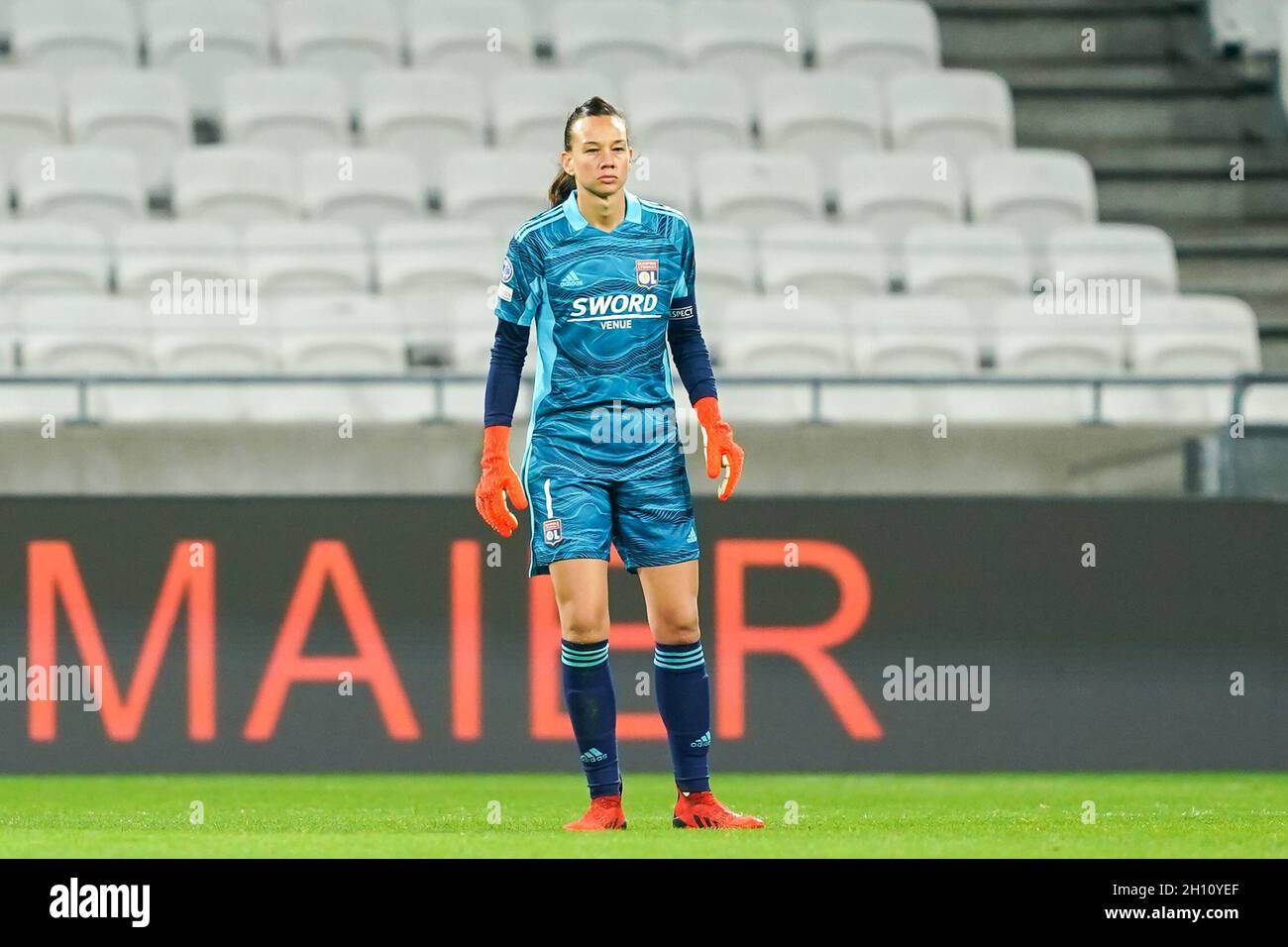 Lyon, France.14 octobre 2021.Christiane Endler (1 Lyon) se présente lors du match de football du 2e tour du groupe de la Ligue des champions de l'UEFA entre l'Olympique Lyonnais et le SL Benfica au stade Groupama à Lyon, en France.Crédit: SPP Sport presse photo./Alamy Live News Banque D'Images