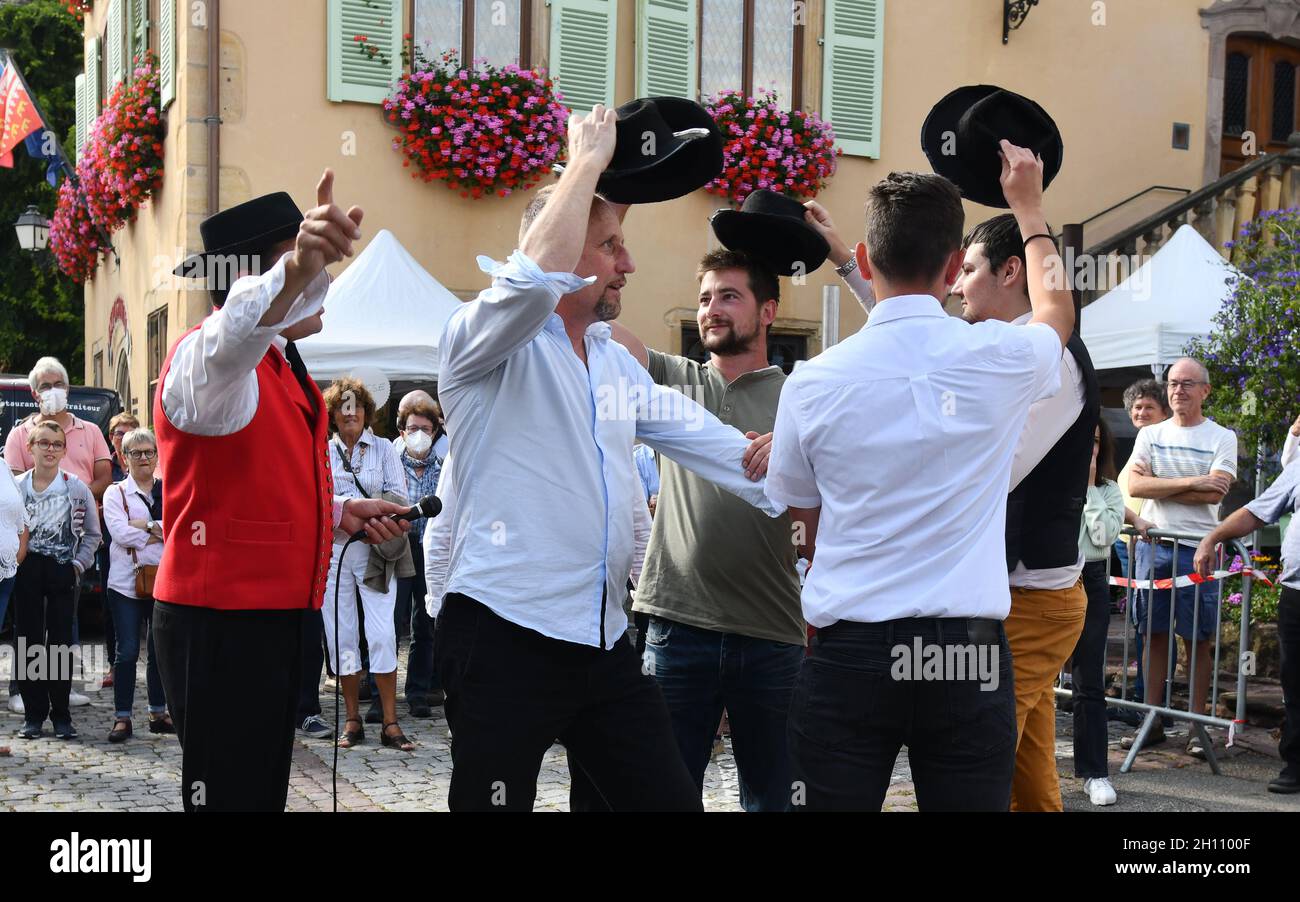 Hommes jouant des chapeaux de musique avec le groupe de danse folklorique d'Alsace dans le village de Turkheim pendant la récolte de raisins d'Alsace 2021 Banque D'Images